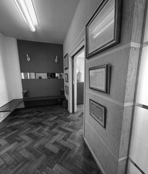 Pasillo con diplomas y distinciones